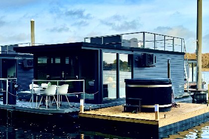 007 Floating in Limburg   rooftop hottub