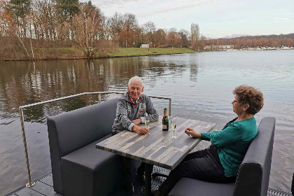 001 Mooi 4 6 persoons houseboat aan de Mookerplas in Limburg met uitzicht op water en natuur