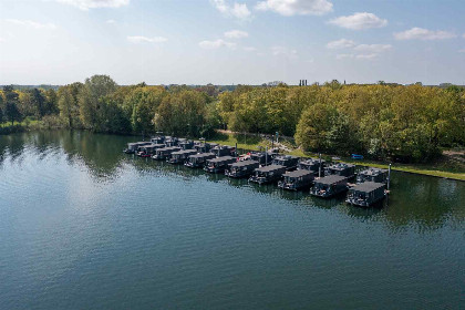 008 Mooi 4 6 persoons houseboat aan de Mookerplas in Limburg met uitzicht op water en natuur