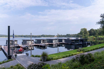 010 Mooi 4 6 persoons houseboat aan de Mookerplas in Limburg met uitzicht op water en natuur