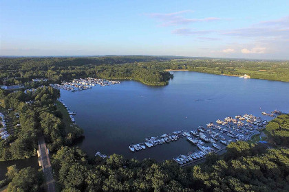 013 Mooi 4 6 persoons houseboat aan de Mookerplas in Limburg met uitzicht op water en natuur