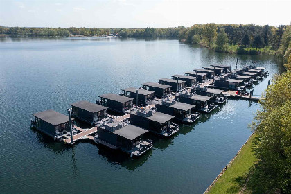 014 Mooi 4 6 persoons houseboat aan de Mookerplas in Limburg met uitzicht op water en natuur