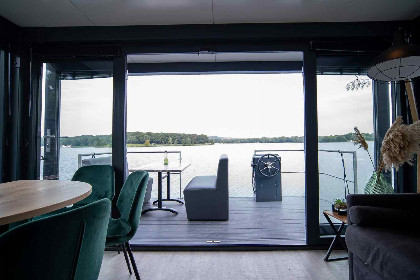 022 Mooi 4 6 persoons houseboat aan de Mookerplas in Limburg met uitzicht op water en natuur