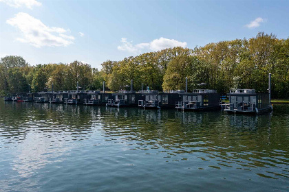 013 Mooi 4 6 persoons Houseboat met dakterras aan de Mookerplas met uitzicht op water