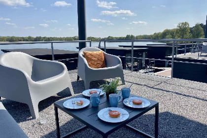 018 Mooi 4 6 persoons Houseboat met dakterras aan de Mookerplas met uitzicht op water