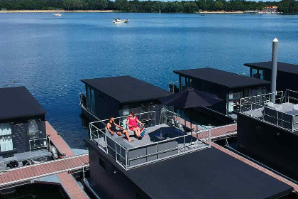 019 Mooi 4 6 persoons Houseboat met dakterras aan de Mookerplas met uitzicht op water