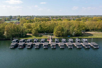 028 Mooi 4 6 persoons Houseboat met dakterras aan de Mookerplas met uitzicht op water