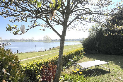 027 Aan de oever