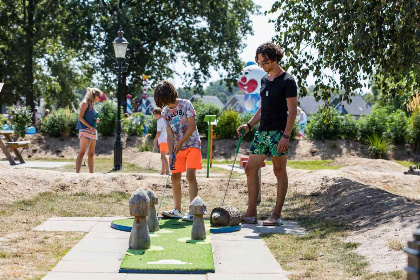 015 Mooi 8 persoons vakantiehuis gelegen op prachtig familiepark in Susteren