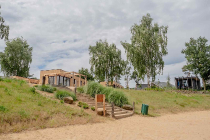 002 4 persoons beachlodge op vakantiepark Leukermeer nabij Nationaal Park Maasduinen