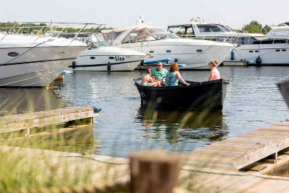 008 4 persoons lodge met uitzicht over de haven op vakantiepark Leukermeer in Well