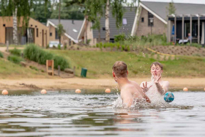 009 4 persoons lodge met uitzicht over de haven op vakantiepark Leukermeer in Well