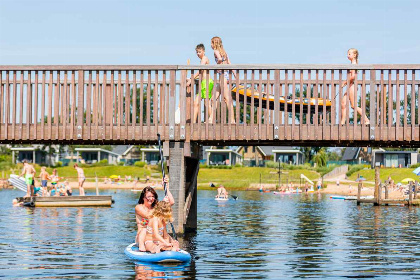 011 4 persoons lodge met uitzicht over de haven op vakantiepark Leukermeer in Well