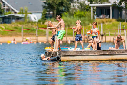 017 4 persoons lodge met uitzicht over de haven op vakantiepark Leukermeer in Well