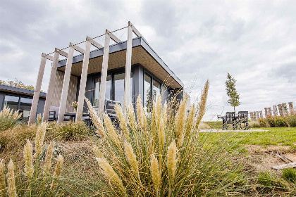 001 4 persoons lodge met uitzicht over het strand en de haven op vakantiepark Leukermeer