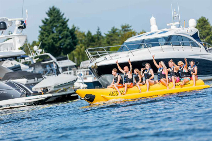 013 4 persoons lodge met uitzicht over het strand en de haven op vakantiepark Leukermeer