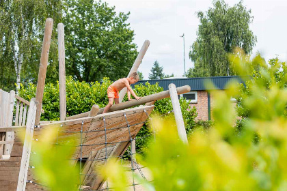 014 4 persoons lodge met uitzicht over het strand en de haven op vakantiepark Leukermeer