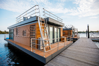 004 Floating House