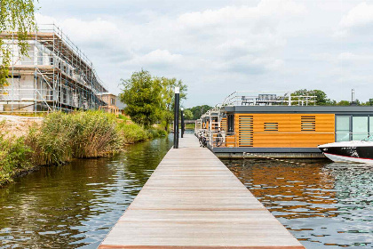 001 House boat voor 4 personen op vakantiepark Leukermeer in Well