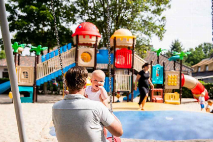 011 Chalet geschikt voor zes personen op een kindvriendelijk vakantiepark met buitenzwembad