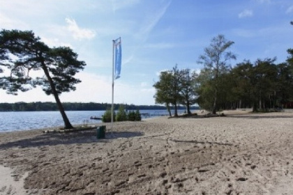 019 Comfortabel 4 persoons chalet op een vakantiepark met een verwarmd buitenzwembad