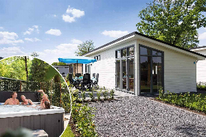 Modern 6 persoons chalet met bubbelbad op een familiepark in Cromvoirt