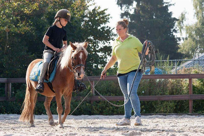 022 Mooi 10 persoons vakantiehuis op een boerderijcamping in Goirle