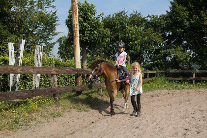 024 Mooi 10 persoons vakantiehuis op een boerderijcamping in Goirle