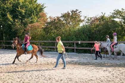 027 Mooi 10 persoons vakantiehuis op een boerderijcamping in Goirle