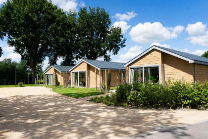 028 Chalet voor 4 2 personen op kindvriendelijk vakantiepark binnen  en buitenzwembad