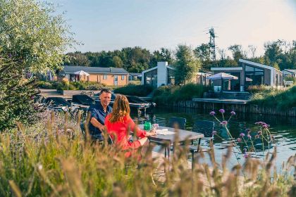 016 Chalet voor 4 personen in waterrijk gebied nabij Nijmegen