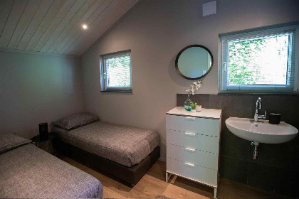 002 Knus 2 persoons tiny house, gelegen op een vakantiepark in een prachtige bosrijke omgeving