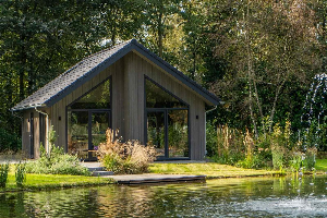 Ruime 6 persoons ecovilla met zicht over het water op een vakantiepark in Oirschot