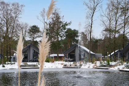 001 Ruime 6 persoons ecovilla met zicht over het water op een vakantiepark in Oirschot