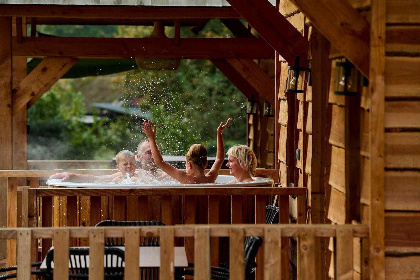 005 Luxe 4 persoons vakantiehuis op palen met hottub in Uden, Noord Brabant