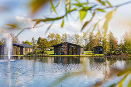 012 4 persoons lodge gelegen aan het water op vakantiepark Molenvelden in Veldhoven