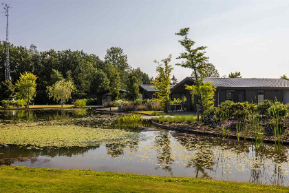 015 4 persoons lodge gelegen aan het water op vakantiepark Molenvelden in Veldhoven