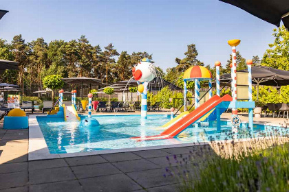 019 4 persoons lodge gelegen aan het water op vakantiepark Molenvelden in Veldhoven