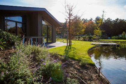 016 4 persoons lodge met ligbad aan het water op vakantiepark Molenvelden in Veldhoven