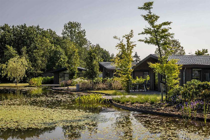 002 Luxe lodge aan het water voor 6 personen op vakantiepark Molenvelden in Veldhoven