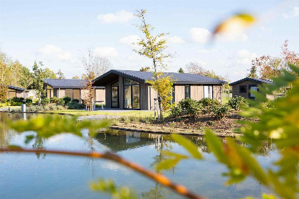 005 Luxe lodge aan het water voor 6 personen op vakantiepark Molenvelden in Veldhoven