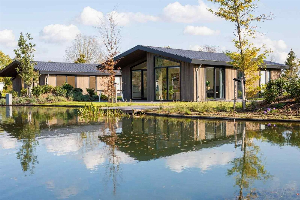 Luxe lodge voor 6 personen met sauna en aan het water op vakantiepark Molenvelden