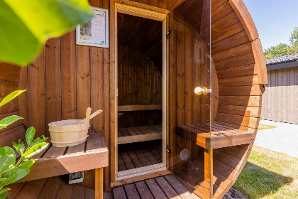 010 Luxe lodge voor 6 personen met sauna en aan het water op vakantiepark Molenvelden