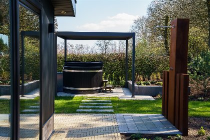 008 Wellness Suite met Hottub 