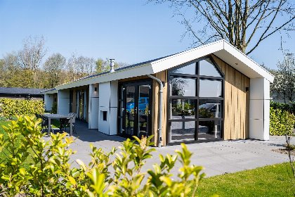 000 Wood Lodge Waterzicht met Hottub | 4 personen