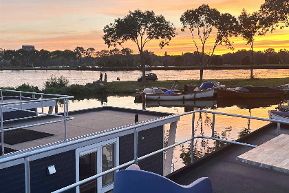 011 Knusse waterlodge voor 2 4 personen gelegen in een jachthaven in Amsterdam