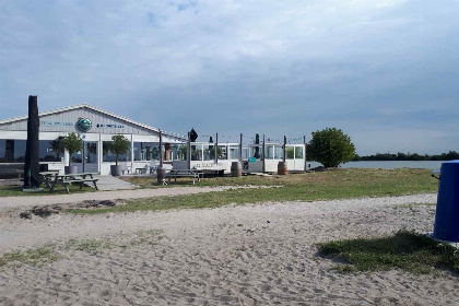 013 Knus 2 persoons vakantiehuis aan het water gelegen in Andijk, West Friesland