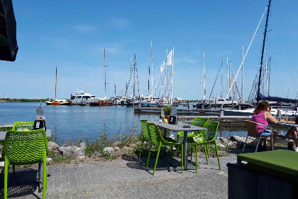 027 Knus 2 persoons vakantiehuis aan het water gelegen in Andijk, West Friesland