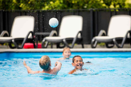 009 4 persoons chalet met een bubbelbad en sauna op een vakantiepark in Berkhout