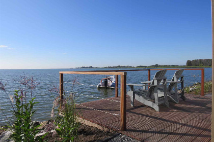 004 4 persoons chalet gelegen aan het water met terras